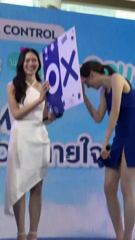 เวลาต้องเข้าฉากเล่นบทใกล้ชิดคู่กับพี่หลิง น้องออมจะใจเต้นทุกครั้งใช่หรือไม่? นอ: ไม่ทุกครั้ง พล: เสียใจอ่า 😅 @ออมออมเอง:^D @Lingling Kwong  (น้องออมทำดีๆโว้ยยยย😂) #DermaControlxLingOrm #LingOrm #หลิงออม #ormkornnaphat #ออมกรณ์นภัส 