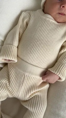Our ribbed pieces make the perfect fall outfits ☁️ #lunaandluca #newborn #neutralbabyclothes #fallfashion #fallfashion 