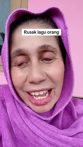 Gak bisa nyanyi tapi maksa in😂😂