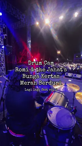 Semarang selalu Menyenangkan. Bernyanyi dengan teman2 sungguh jadi pengalaman luar biasa. Thank you Semarang & @LAGI LAGI FESTIVAL. Salam hangat jabat erat. #romiandthejahats #drums #semarang #punk 