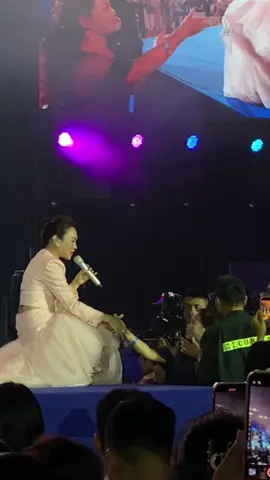 Luôn đứng sau chị Mỹ Tâm, nhưng chưa từng mờ nhạt 🖤 #mytam #kidsplaza #xuhuong 