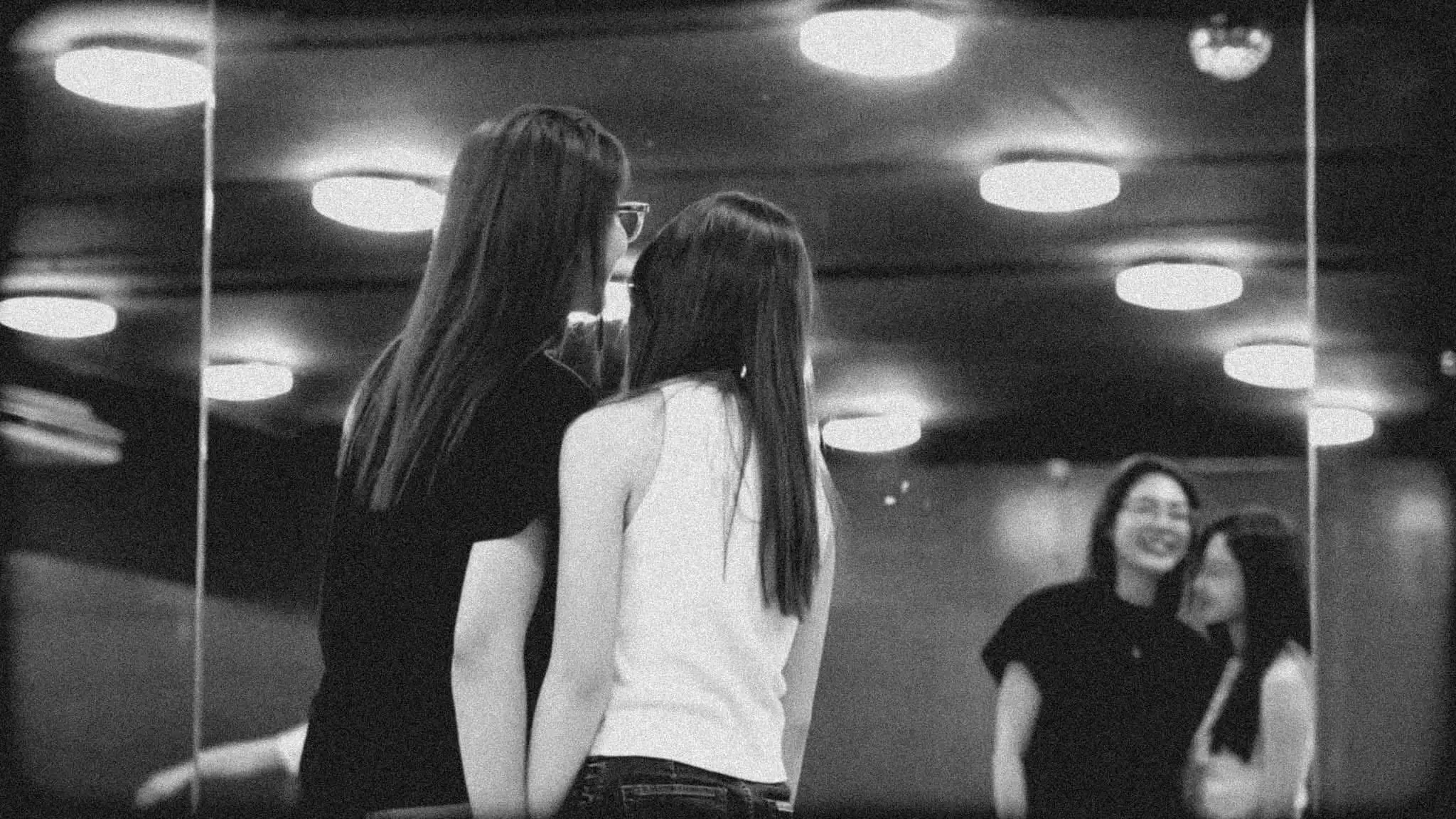 “Gần một năm rồi, Yoko vẫn ổn chứ?” Tôi không biết. Tin nhắn vẫn nằm trong phần ghi chú, chưa từng được gửi đi, như một lời hỏi han bị kẹt giữa lưng chừng ký ức. Gần một năm trôi qua, tôi đã học cách không dậy sớm nữa, học cách để mặc bình minh tự đến, mà không còn chờ ai cùng ngắm. Thỉnh thoảng vẫn ghé quán cà phê cũ, nơi Yoko từng ngồi đối diện, tay khuấy ly latte, mắt khẽ cong khi cười. Giờ góc bàn đó có đôi khác ngồi, ánh nắng vẫn tràn qua rèm, chỉ khác là tôi đã quen với chỗ trống bên cạnh mình. Có người hỏi tôi còn yêu không? Tôi cười: “Không, nhưng vẫn nhớ.” Bình minh vẫn lên, ngày vẫn trôi, chỉ là người từng khiến tôi thấy cuộc đời ấm áp hơn, đã ở nơi khác, cùng ai đó khác, nhìn một bình minh khác. #faye_malisorn #fayeperaya #yokoapasra #fayeyoko #fyp 