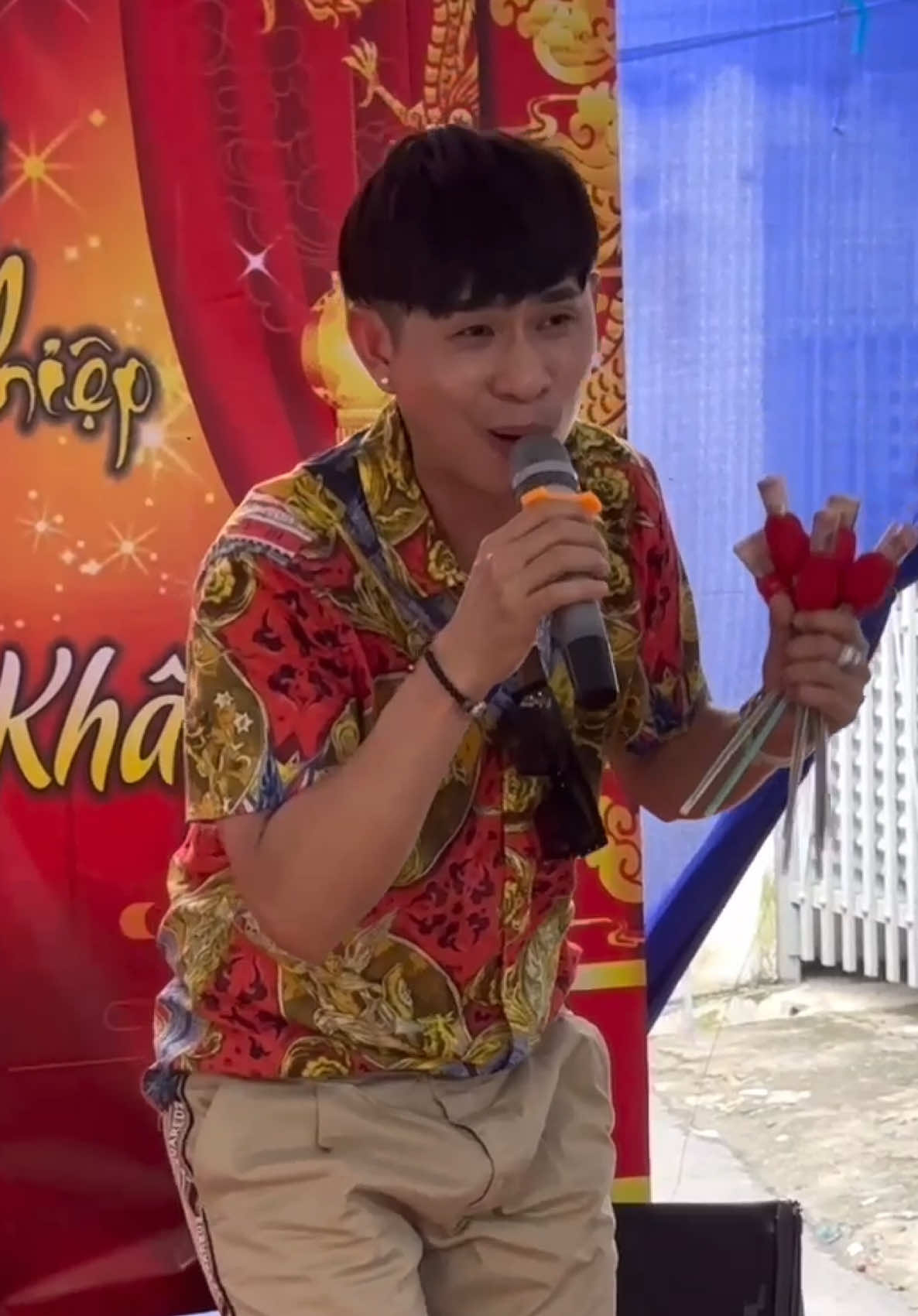 Bài hát này Cs Châu Gia Kiệt chuẩn bị tặng vợ mình trong ngày cưới #CameraVietNam #Showbiz #CaSi #NgheSi #HatVongCo ---------------    Camera Việt Nam chuyên quay sự kiện âm nhạc những hình ảnh tốt đẹp của các ca sĩ nghệ sĩ nỗi tiếng trong làng giải trí Showbiz ---------------   Chương trình ca nhạc vô cùng hấp dẫn của các ca sĩ nghệ sĩ nỗi tiếng trong và ngoài nước và cuộc sống đầy ý nghĩa xung quanh ta