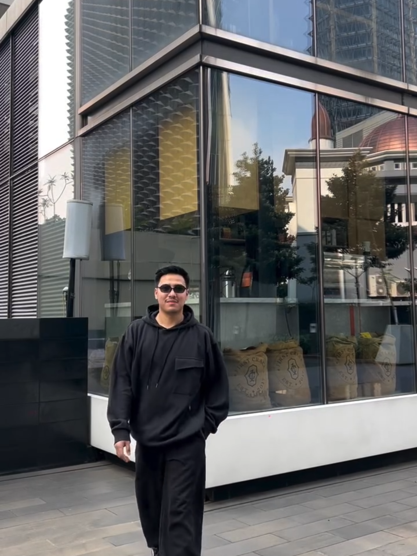 To describe comfort, Wearing black⚫ 🥼 Obermain Pakaian Pria Outerwear Dunno In Black #9to9 #9to9id #9to9indonesia #Obermain #obermainouterwear #playboy #playboyshoes #ootd #fyp