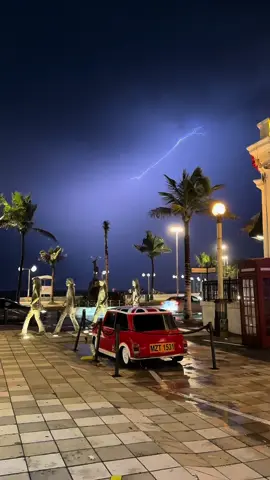 #AlMomento 🚨| Los fuertes vientos y #chubascos ya comienzan a sentirse en el puerto de #Mazatlán debido al #huracán “Priscila” que se acerca al Pacífico mexicano. ⛈️☔️ Autoridades llaman a mantenerse informados, evitar zonas de riesgo y seguir las #recomendaciones de Protección Civil. ‼️