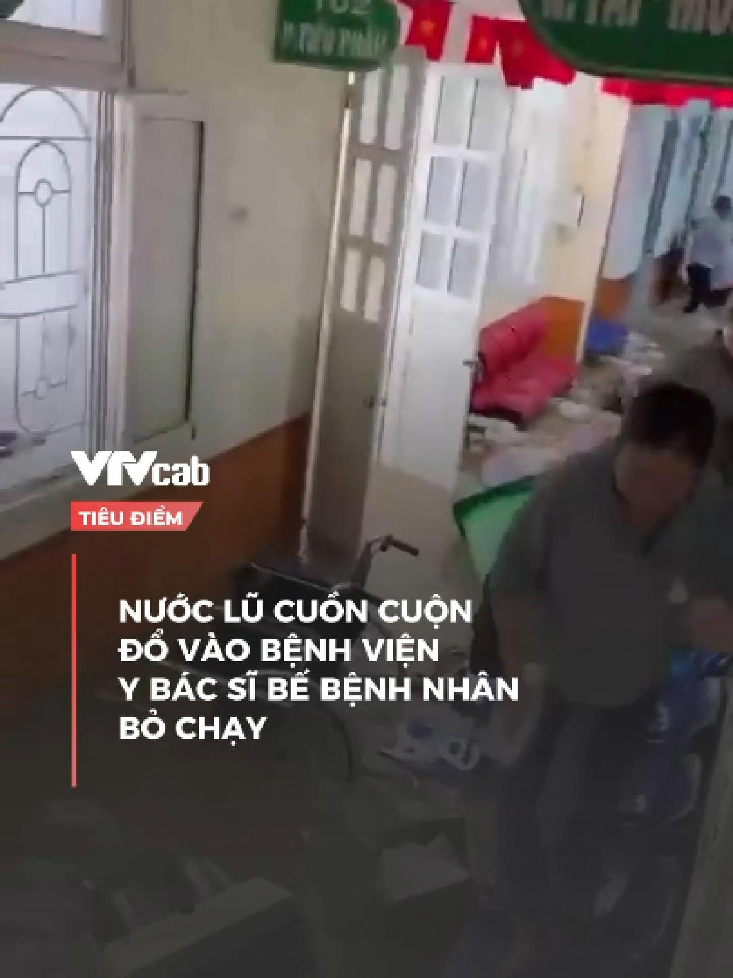 Nước lũ cuồn cuộn đổ vào bệnh viện, y bác sĩ bế bệnh nhân bỏ chạy #vtvcabtieudiem #vtvcab #tintuc #xh #fyp #tiktoknews #hdq