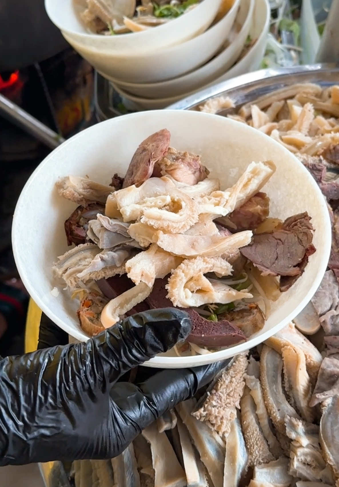 Tô cháo mắt bò mix nạm lòng bò thập cẩm ở Cháo Bò 99 đúng kiểu “nhìn đã thấy thương, ăn vô càng ghiền” 🥣✨. Mắt bò beo béo, nạm mềm mọng nước, lòng bò giòn sựt sựt… tất cả ôm trọn trong lớp cháo nóng nghi ngút khói, húp một muỗng là như nghe tô cháo thì thầm: “để tui lo phần ấm bụng, bạn chỉ việc ngồi chill cùng team” 😌. Team văn phòng tan ca cần bữa ấm lòng, team bạn thân tụ họp tám chuyện đến khuya, hay team hay “ăn chơi mà vẫn mê ngon miệng” – kéo ngay tới thử vibe đang rần rần này. Một tô thôi là đủ gắn kết, còn buổi tối thì tự dưng thêm trọn vẹn 🔥🫶. #Chaobo99 #LearnOnTikTok #streetfood #xuhuongtiktok #ancungtiktok 