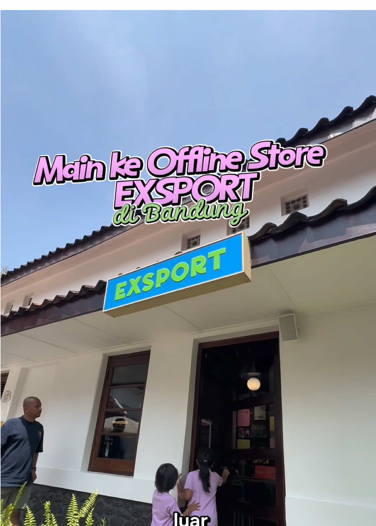 🎒✨ Masuk ke @exsportbagsofficial Exsport Space Bandung tuh kayak masuk dunia penuh warna 😭💖 Tokonya lucu banget, tasnya bikin kalap, harga mulai 200ribuan aja! Yang seru, bisa bikin bag charm sendiri 😍 📍Jl. L.L.R.E Martadinata No. 4, Bandung Dan kalau cari penginapan deket sini, cobain @Urbanview Hotel Urbanview Hotel Newton Riau Bandung 🏨 Booking via Aplikasi RedDoorz @RedDoorz Bandung @RedDoorz Indonesia , pake kode YUKNGINEP biar makin hemat 💸✨ #exsportbags #placetogo #redtravelers #reddoorz #urbanviewhotel 