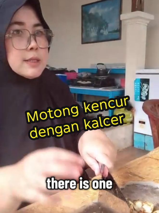 motongin kencur sambil karokean dgn kalcer.. bantuin dong 😂 #standbymeoasis #oasis #seblakparasmanan #kedaiterasrumah 