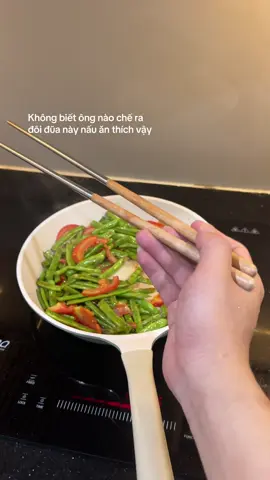 Không biết ông nào chế ra đôi đũa này nấu ăn thích vậy #xuhuong #foryou #duanauan #fyp #bepxinh 