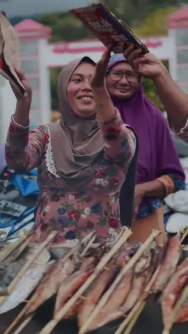 Fastival Nyao Fufu Dufa dufa Kampung Nelayan 2025. wisatawan dan masyarakat sekitar terlihat begitu antusisa dan terhibur dengan adanya festival ini.  wisatawan/pengunjung yang hadir disambut dengan hangat oleh warga kelurahan Dufa-Dufa sapa dan senyuman serta tak jarang warga sekitar mengajak para pengunjung mencicipi ikan fufu/asap buatan mereka. semoga festival seperti ini bisa terus lestari di bumi moloku kie raha tercinta ini.  #fastivalnyaofufu2025 