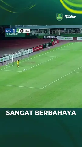ini kejadian Waktu Bilie pemain Persikad  Depok kena Sikut oleh pemain PSPS pekan Baru