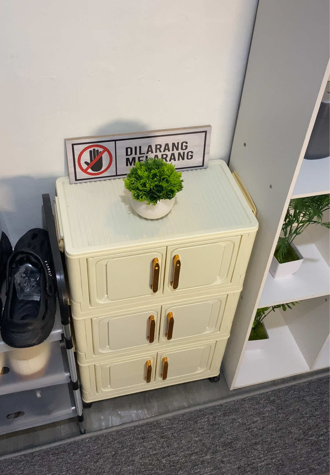 Membalas @anugh_4you Lemari plastik minimalis serbaguna. Bisa buat naruh pakaian atau barang. #lemari #lemaripakaian #lemariminimalis #lemariplastik #lemariserbaguna 