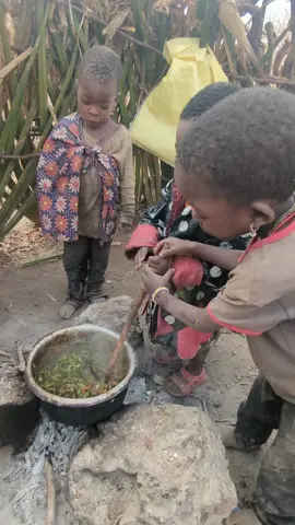 children making food African children is very intelligent 😄#folllowers10000k #foryoupageofficiall #childrenintelligent#10000klike#food 