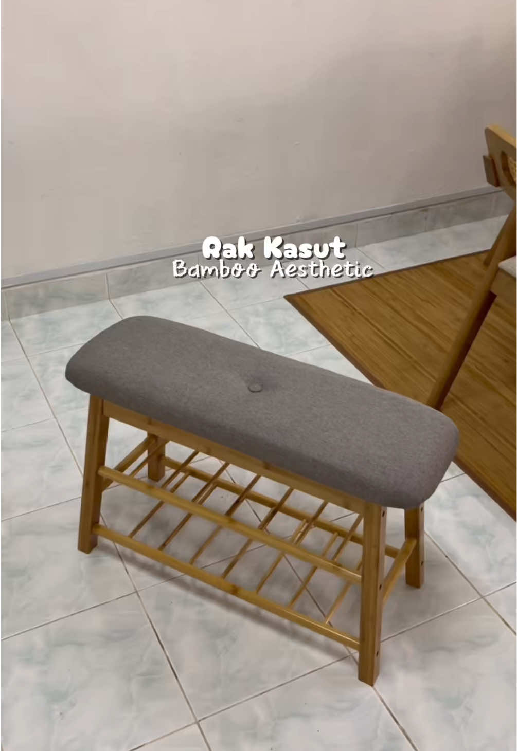 Best betul rak kasut jenis mcm ni ya. Boleh letak kasut/selipar, boleh duduk, siap ada storage lagi utk letak barang 😍 Sy punya saiz 70cm tau. Saiz comel tp kukuh elok 😍 #shoesstool #shoerack #shoeorganizer #bamboorack #bamboorackshoes 