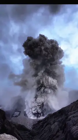The moment of volcanic eruption was really shocking.🌋🏔️🌋#Bromo volcano#Travel in Indonesia#Volcanic eruption#Indonesia volcano beauty#Look at the volcano up close