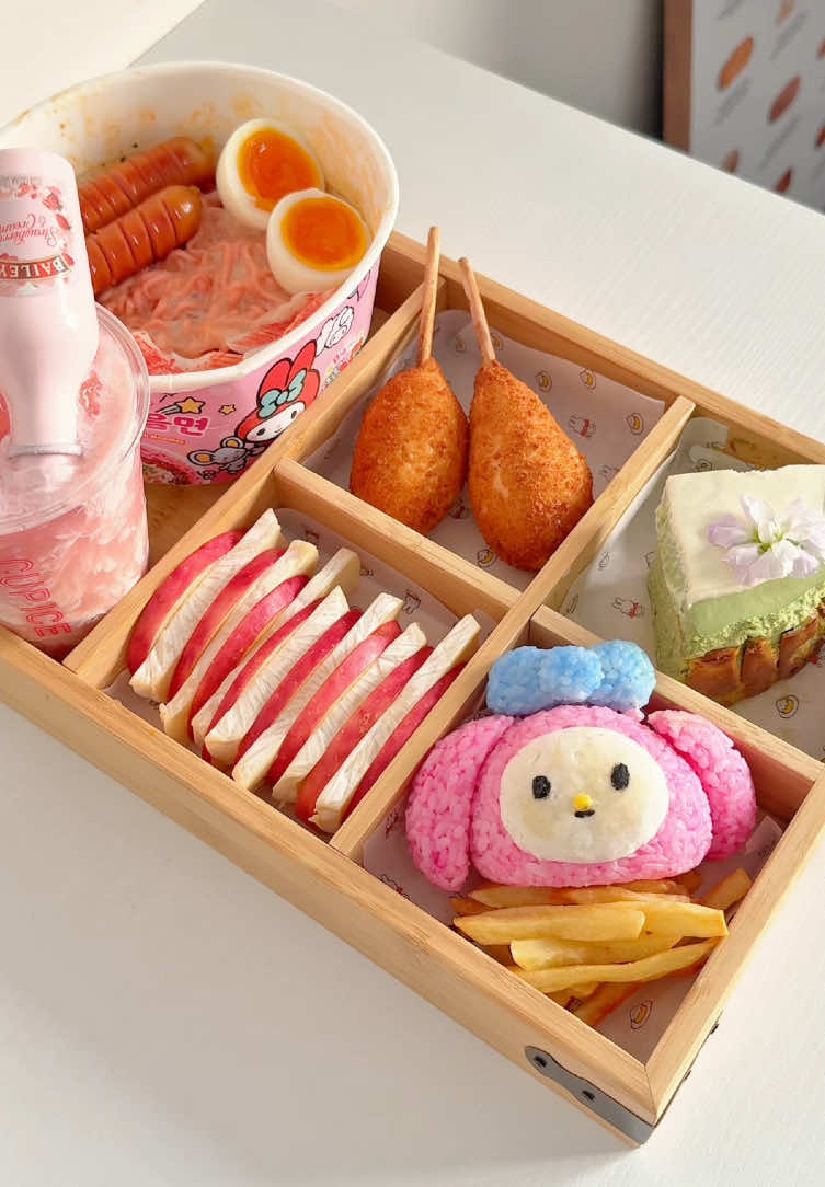 Have Melody’s lunch with me🥢#asmr #asmrfood #satisfying #tiktokfood #bentobox #melody #lunch #apple #cheese 