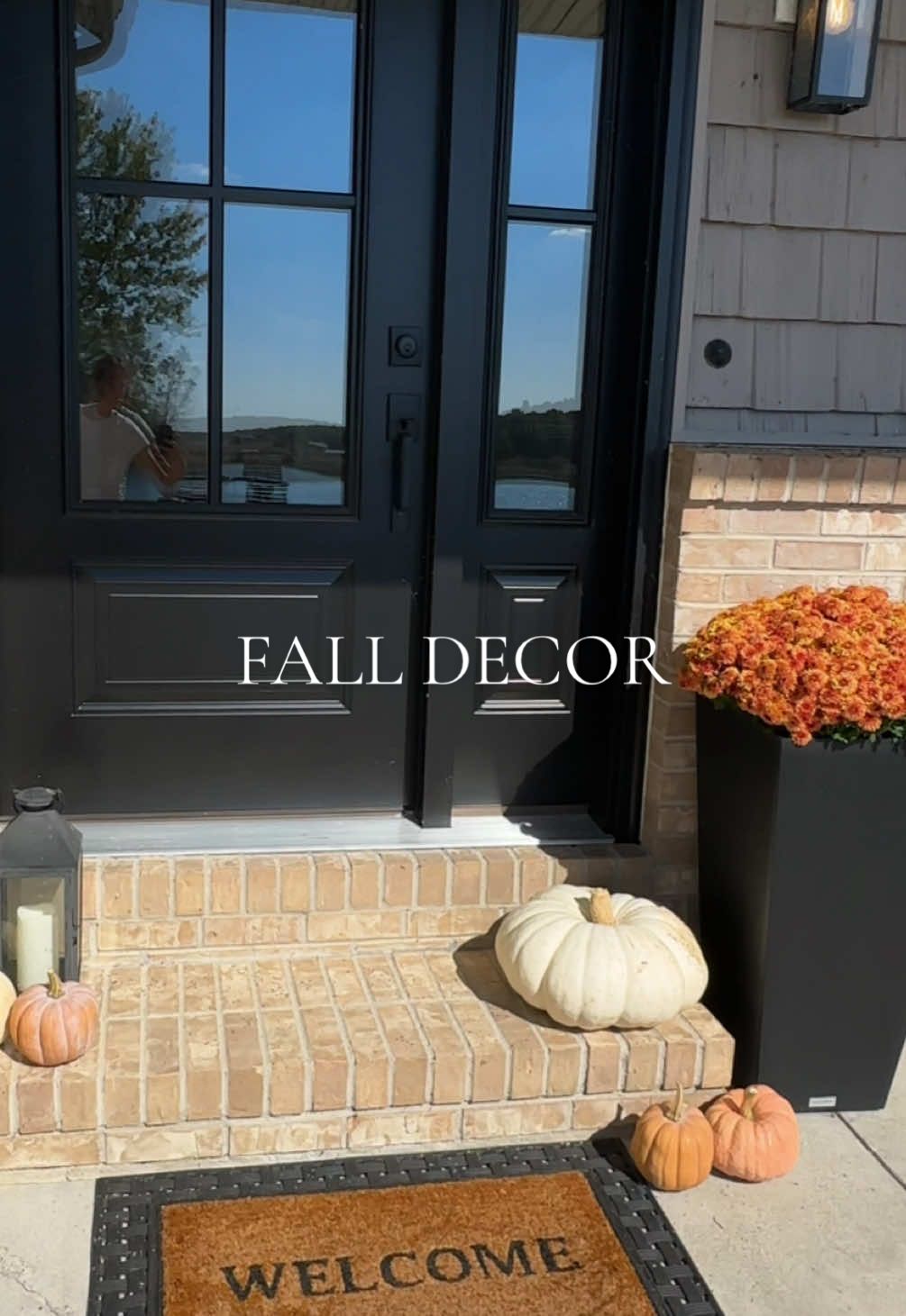 I love this time of year to get creative every year! 🍁🍂🍃#frontdoordecor #falldecor #autumnaesthetic #frontporch #simplestyle 