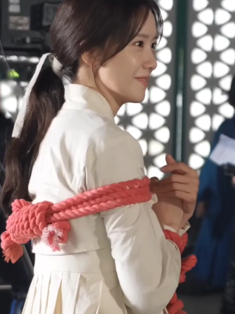 No wonder everyone compliments her on the set,She's really brings positive energy to everyone. Her beautiful smile is everything ☺️✨️🌷  #Yoona #Limyoona #윤아 #snsd  #girlsgeneration #임윤아 #BonAppetitYourMajesty