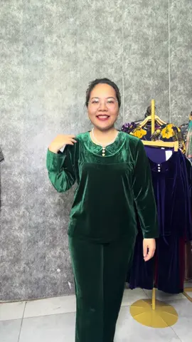 thu đông thì bộ nhung này quá tuyệt vời dành cho Mẹ đấy ạ. Năm nay shop thêm màu xanh sẫm mới, sang lắm cả nhà ơi #dobochome #quatangme #thudong 