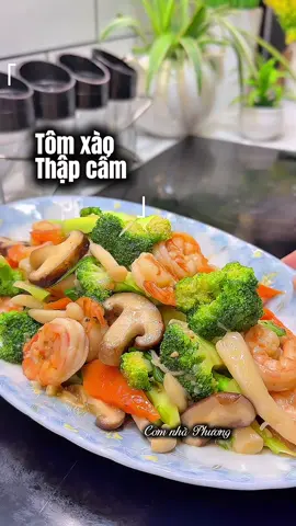 Chỗ Phương mưa quá các bác ạ! Nay Phương nấu món tôm xào thập cẩm nha! Chin mời các bác ạ!#xuhuong #LearnOnTikTok #ancungtiktok #comnhaphuong #tomxaoraucu 