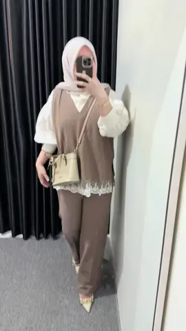 Aku spil d sini🤍#inspirasiootd#otdfashion#fyp  