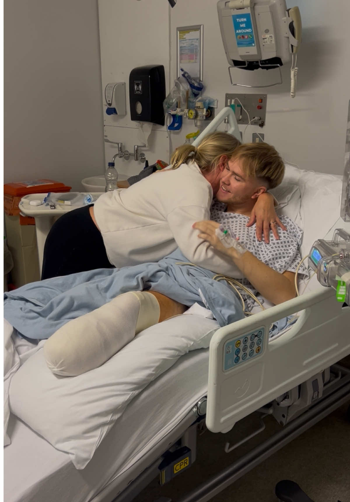 5 days post-amputation. There’s so much more to losing a leg than I ever imagined. I thought it would be: surgery, a couple of days in hospital, then home. Turns out, not quite. I’ll be here for another week or two before heading to rehab, where the real work begins. And honestly, I can’t wait to escape the constant beeping machines and the blinding LED lights above me. The pain is temporary. Future me will thank me for every bit of it. #ottobock #roadtorecovery #mentalhealthawarenessmonth #amputee #limbloss 