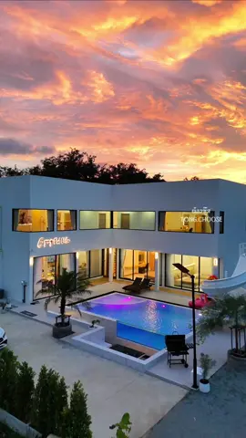 E Yong PoolVilla Bangsaen พูลวิลล่าสุดหรูในบางแสน บ้านสวย หลังใหญ่พักได้มากถึง 22 คน สิ่งอำนวยความสะดวกครบครัน จัดปาร์ตี้กับเพื่อนๆได้ทั้งฟีลริมสระและห้องคาราโอเกะ เดินทางสะดวกใกล้ร้านค้า ใกล้ตลาดอาหารทะเล ห่างจากหาดบางแสนเพียง 8 นาที ใครพร้อมรวมกลุ่มเพื่อนแล้วตามมาเลย  E yong บ้านพักพูลวิลล่าบางแสน ถนนมิตรสัมพันธ์ ซอย22 ต.บ้านปึก อ.เมือง จ.ชลบุรี #EyongPoolVillaBangsaen #Tiktokพาเที่ยว #TikTokCommunityTH #พูลวิลล่าบางแสน #ต้องชู๊ส