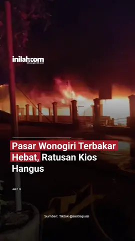 Pasar Kota di Kabupaten Wonogiri terbakar pada Senin (6/10/2025). Kebakaran di pasar tersebut, membuat para pedagang kelabakan untuk mengamankan barang dagangannya. Mengutip dari Inilahjateng, api masih berkobar di bagian belakang pasar. Petugas pemadam dari kabupaten sekitar masih berdatangan. Para pedagang sudah mulai mengemasi dagangannya, seperti pakaian dan minyak. Sementara pedagang sayuran tetap menjajakan dagangannya di kawasan pasar. - Selengkapnya kunjungi website dengan klik link di bio atau download aplikasi di AppStore dan Google Play Store. #inilahNews #PasarWonogiri #Wonogiri #Inilahcom #titiktengah #titikcerah 