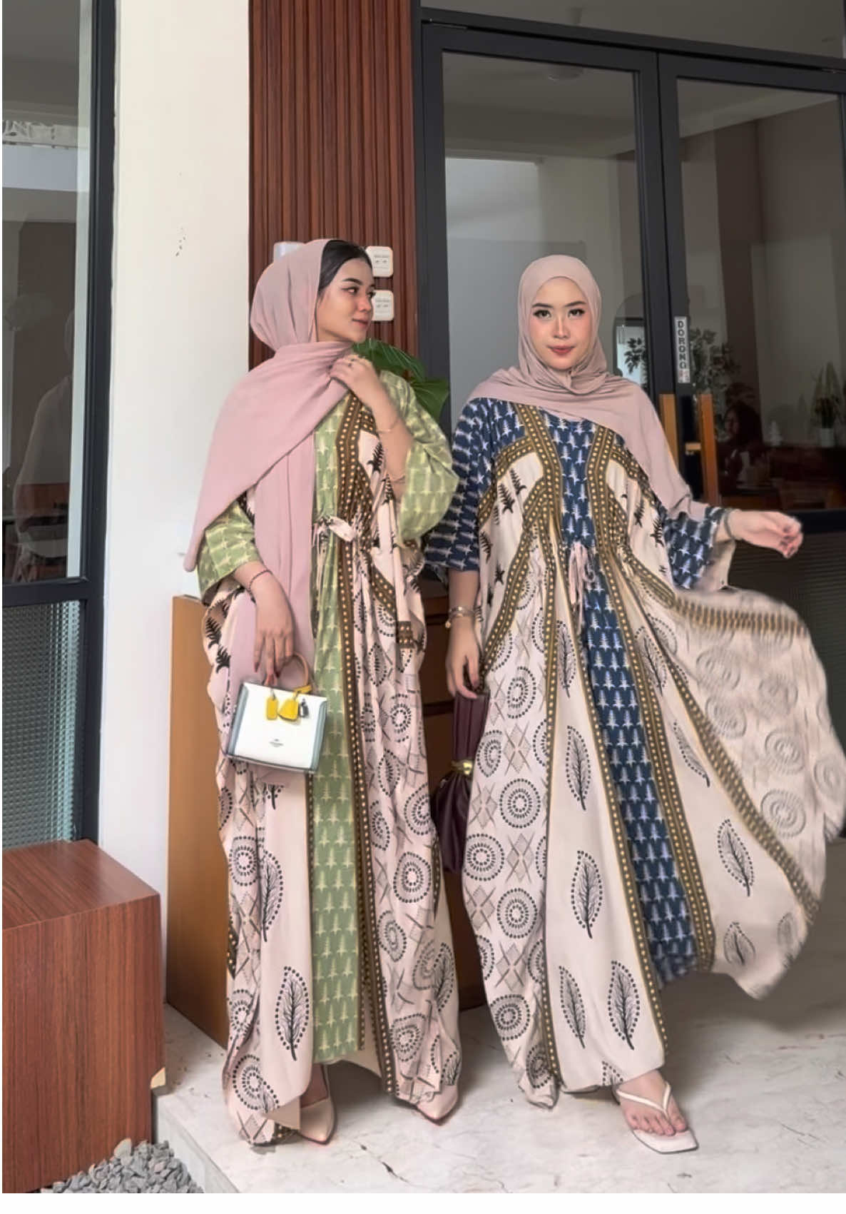New produk😍 ada aksen karet dibagian dada, bisa kalian adjust sesuai selera🌺 Busui, Ld160 Pb137✨ #fyp #kaftan #gamis #oneset #viral 