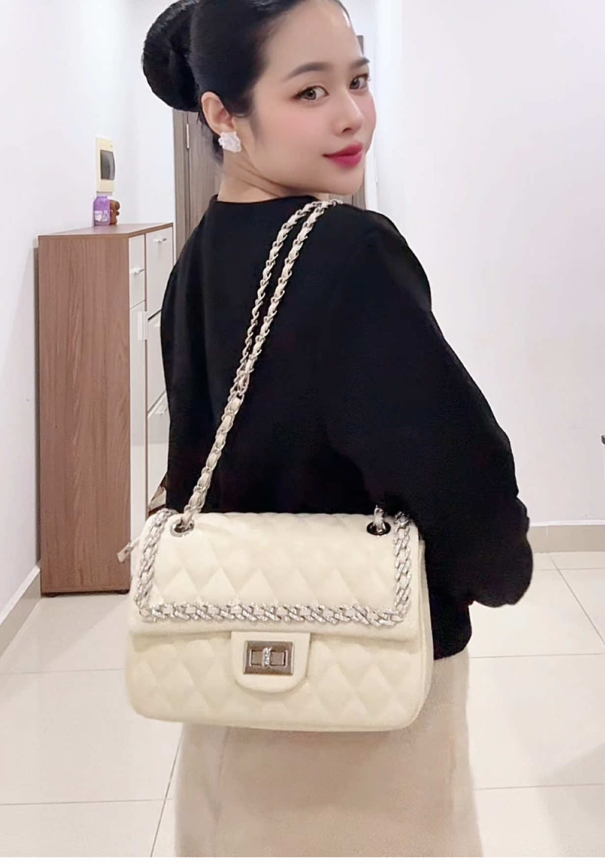 Chiếc túi xứng đáng đầu tư nhất👍. Giá trung bình nhưng cầm về trên tay không khác gì hàng hiệu ✨ Mong rằng video sẽ đến được với chị em mình ✅ #chucoutfits #videoviral #review #tuixach #fyp 