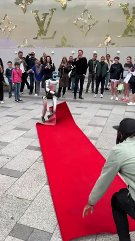 Robot 🤖 on Red Carpet fashion  #fashionweek 