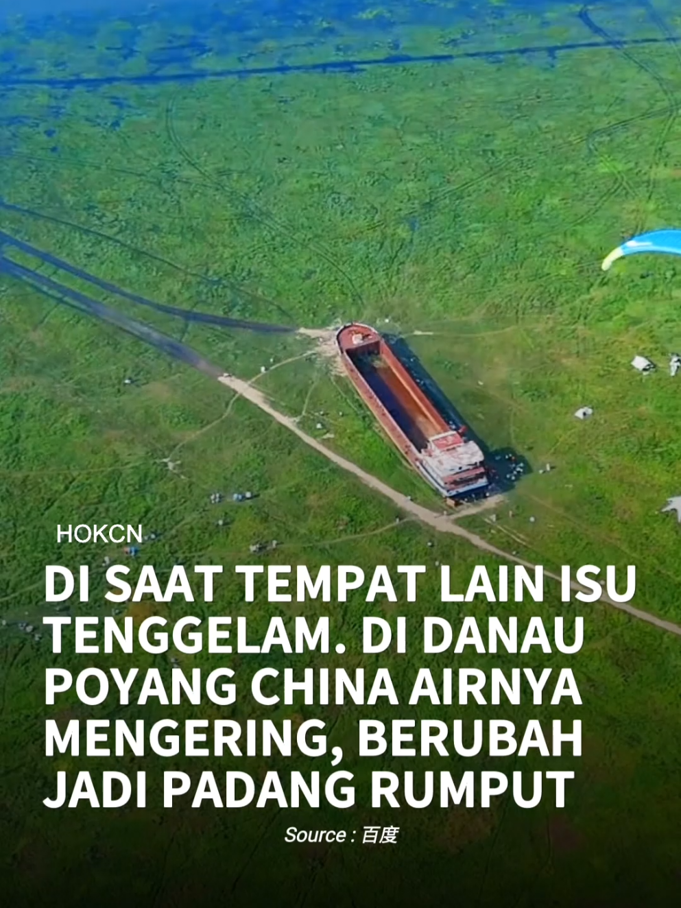 Air Danau Poyang Yang Mengering, Berubah Menjadi Padang Rumput Dulu, Danau Poyang adalah danau air tawar terbesar di China. Luasnya dua kali ukuran kota London. Sejarah bahkan mencatat, salah satu pertempuran di perairan terbesar pernah terjadi di sana pada tahun 1363, di akhir Dinasti Yuan. Sebagian besar air dari danau seluas 3.500 kilometer persegi kini menghilang, berganti padang rumput tempat sapi-sapi memamah biak. Para turis yang ingin mengunjungi paviliun dan menara kuno, bisa berjalan kaki atau naik sepeda, tak perlu menyewa perahu. Sebelum akhirnya mengering, Danau Poyang memiliki reputasi mengerikan. Sebagai 'kuburan' kapal. Dari awal 1960-an sampai akhir 1980-an, lebih dari 200 kapal karam di perairannya yang dianggap 'misterius' kala itu. Membuatnya dijuluki 'Segitiga Bermuda China'. #danau #padangrumput #china #bermudatriangle 