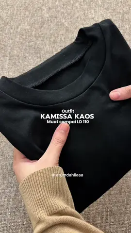 Sumpah ya, ini kaos lengan panjang ternyaman & paling fleksibel buat OOTD sat set anti zonk! Mau hangout, ngampus, atau WFH? Gaspol chick! 💅  Size-nya friendly banget, muat LD 110. Beneran worth the hype dan gampang di-mix & match!  Cek keranjang kuning! #kamissakaoswanita #atasankaoswanita #atasanlenganpanjang #gajiansale #promoguncang1010 