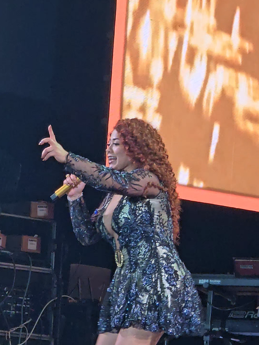 Tomando cerveza - Corazon serrano @Ana Lucía Urbina @Corazón Serrano Perú En el aniversario @Caribeños de Guadalupe #Cumbia #concierto #Viral #fy #conciertosperu 