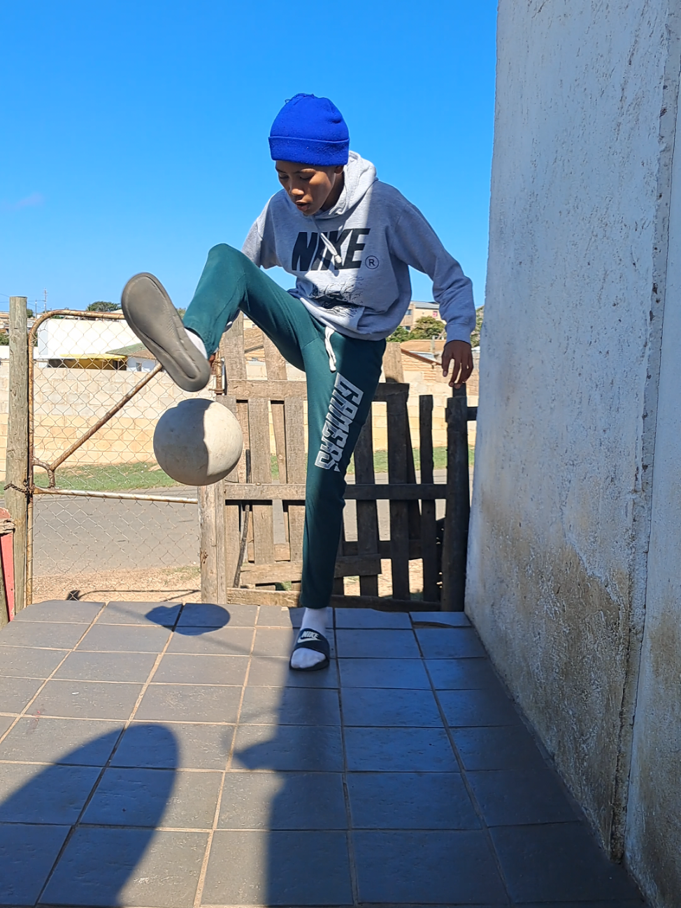 Tag a girl that can play football #footballtiktok 