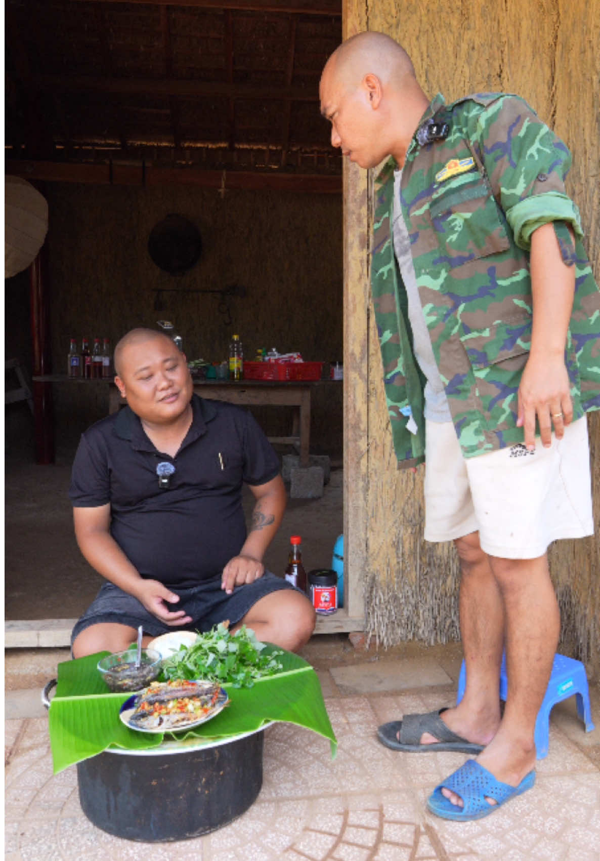 thời đại nào rồi còn ở nhà đất , ăn cơm với mắm mực ?#SƠNDƯỢCVLOG #ẩmthực #hài #ẩmthựchài #mắmmực 