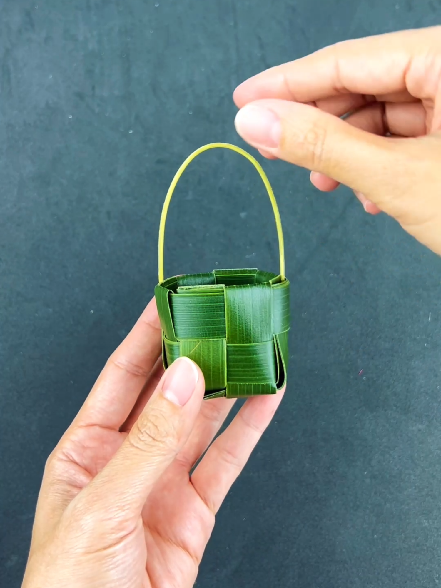 สานตะกร้าจิ๋วจากใบมะพร้าว DIY Mini Basket from Coconut Leaves.