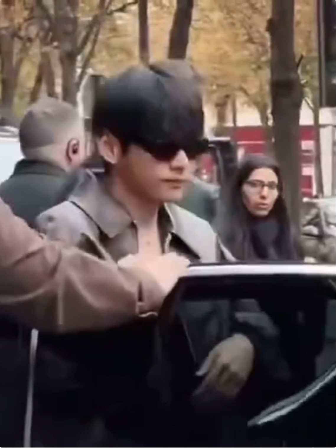 TAEHYUNG RỜI KHÁCH SẠN VỚI OUTFIT MỚI😍 Boy phố liền, Kinh mới sắm hay zị zợ😎 V FOR PARIS FASHION WEEK CELINE AMBASSADOR TAEHYUNG #VxCELINEPFW #CELINESUMMER2026 #TAEHYUNGxCELINE #PFW @celineofficial    