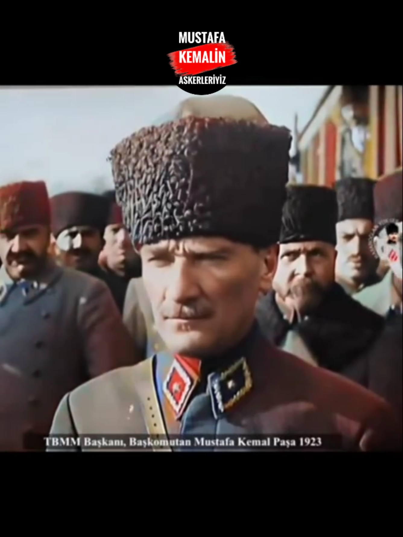 ❤️🙏 MUSTAFA KEMALİN ASKERLERİYİZ    ATATÜRK’ÜN GENÇLİĞE HİTABESİ    Ey Türk gençliği! Birinci vazifen; Türk istiklalini, Türk cumhuriyetini, ilelebet muhafaza ve müdafaa etmektir.    Mevcudiyetinin ve istikbalinin yegâne temeli budur. Bu temel, senin en kıymetli hazinendir. İstikbalde dahi seni bu hazineden mahrum etmek isteyecek dâhilî ve haricî bedhahların olacaktır. Bir gün, istiklal ve cumhuriyeti müdafaa mecburiyetine düşersen, vazifeye atılmak için içinde bulunacağın vaziyetin imkân ve şeraitini düşünmeyeceksin. Bu imkân ve şerait, çok namüsait bir mahiyette tezahür edebilir. İstiklal ve cumhuriyetine kastedecek düşmanlar, bütün dünyada emsali görülmemiş bir galibiyetin mümessili olabilirler. Cebren ve hile ile aziz vatanın bütün kaleleri zapt edilmiş, bütün tersanelerine girilmiş, bütün orduları dağıtılmış ve memleketin her köşesi bilfiil işgal edilmiş olabilir. Bütün bu şeraitten daha elim ve daha vahim olmak üzere, memleketin dâhilinde iktidara sahip olanlar, gaflet ve dalalet ve hatta hıyanet içinde bulunabilirler. Hatta bu iktidar sahipleri, şahsi menfaatlerini müstevlilerin siyasi emelleriyle tevhit edebilirler. Millet, fakruzaruret içinde harap ve bitap düşmüş olabilir.    Ey Türk istikbalinin evladı! İşte, bu ahval ve şerait içinde dahi vazifen, Türk istiklal ve cumhuriyetini kurtarmaktır. Muhtaç olduğun kudret, damarlarındaki asil kanda mevcuttur.   Mustafa Kemal Atatürk, Bursa Nutku Şubat 1933’ün ilk günlerinde Bursa Ulucami’de toplanan 100 kadar irticacı kişi camilerde Türkçe ezan okunmasına karşı bir ayaklanma girişiminde bulunurlar. Ayaklanma kısa sürede bastırılır. Atatürk olayın hemen ardından Bursa’ya gider. Çekirge yolu üzerinde bulunan bir köşkte akşam yemeği yenildiği sırada bir kişi Atatürk’e ayaklanmayla ilgili olarak şöyle diyecek olur: “Bursa gençliği olayı hemen bastıracaktı, fakat zabıtaya ve adliyeye olan güveninden ötürü…”. Atatürk hemen konuşmakta olan kişinin sözünü keser ve günümüzde “Bursa Nutku” diye anılan konuşmayı yapar. “Türk Genci, devrimlerin ve cumhuriyetin sahibi ve bekçisidir. Bunların gereğine, doğruluğuna herkesten çok inanmıştır. Yönetim biçimini ve devrimleri benimsemiştir. Bunları güçsüz düşürecek en küçük ya da en büyük bir kıpırtı ve bir davranış duydu mu, “Bu ülkenin polisi vardır, jandarması vardır, ordusu vardır, adalet örgütü vardır” demeyecektir. Elle, taşla, sopa ve silahla; nesi varsa onunla kendi yapıtını koruyacaktır. Polis gelecek, asıl suçluları bırakıp, suçlu diye onu yakalayacaktır. Genç, “Polis henüz devrim ve cumhuriyetin polisi değildir” diye düşünecek, ama hiç bir zaman yalvarmayacaktır. Mahkeme onu yargılayacaktır. Yine düşünecek, “demek adalet örgütünü de düzeltmek, yönetim biçimine göre düzenlemek gerek”. Onu hapse atacaklar. Yasal yollarla karşı çıkışlarda bulunmakla birlikte bana, başbakana ve meclise telgraflar yağdırıp, haksız ve suçsuz olduğu için salıverilmesine çalışılmasını, kayrılmasını istemeyecek. Diyecek ki, “ben inanç ve kanaatimin gereğini yaptım. Araya girişimde ve eylemimde haklıyım. Eğer buraya haksız olarak gelmişsem, bu haksızlığı ortaya koyan neden ve etkenleri düzeltmek de benim görevimdir.” İşte benim anladığım Türk Genci ve Türk Gençliği!” 6 Şubat 1933 Bursa Atatürk Köşkü MUSTAFA KEMALİN ASKERLERİYİZ #mkatatürk #mkemalinaskerleriyiz🇹🇷🇹🇷🇹🇷  #gençliğehitabe #laiklik #nutuk                                      
