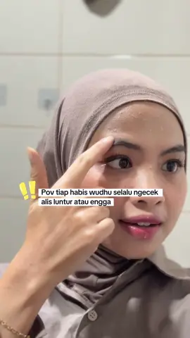POV: abis wudhu pasti refleks cek alis luntur atau engga😭 tapi ternyata… nggak luntur sama sekali.  karena pake Eyebrow Pencil Mood Matters yang super waterproof💧 no more khawatir alis ilang pas wudhu😌💅 #MoodMatters #EyebrowMoodMatters #WaterproofEyebrow #AlisOnFleek 