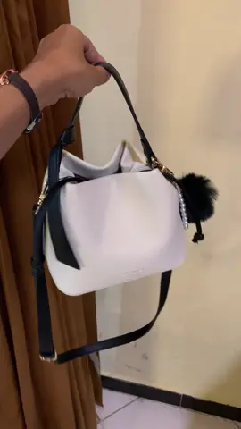 tas secantik ini sayang banget kalo di skip pilihan warnanya juga cakep