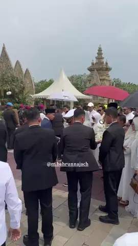 Siang ini WP menjadi Irup pada Pemakaman Ibu Karlinah Umar Wirahadikusumah di TMP Kalibata #gibran #wapres #gibranrakabuming 