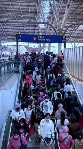 Kepadatan Stasiun Manggarai. Videonya boleh di ambil. #jakarta #mediawb #foryoupage #fyp #stasiunmanggarai 