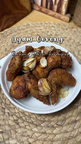 Repeat ayam goreng bawang putih tapi kalini lagi sedap berempah 👍Semerbak bau.. ayam rangup & juicy..korang kena cuba❤️ Atul tambahkan Rempah Soto untuk perapan ayam...Pilih Rempah Buatan Muslim, rempah Mak Siti Boleh dapatkan Rempah Mak Siti @Rempah Ratus Mak Siti  @MAK SITI REMPAH RATUS @Rempah Mak Siti Official  Bahan-bahan: 🧄 4 Ulas  Bawang Merah* 🧄 6 Ulas Bawang Putih* 🧄 1 sudu Biji Ketumbar* 🧄 Air *Kisar Halus ✨ 4 ketul kepak ayam -potong 2 ✨ 1/2 sudu besar Serbuk Rempah Sup  Soto Mak Siti ✨ 1/2 sudu kecil Serbuk Lada Putih Mak siti ✨ 1 sudu kecil stok ayam  ✨1/2 sudu kecil Garam ✨  2-3 sudu Tepung Ubi Kayu Selamat Mencuba🫶 #ayamgorengbawangputihberempah  #maksiti #ingatmasakanmakingatmaksiti #masakcarayatul  #yatulmasak       