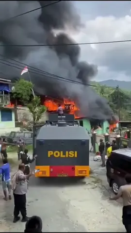 Mobil Water Canon Polda Papua membantu memadamkan api yang m*mb4k4r rumah di Asrama Kodam Cendrawasih.  #fyp #viral #polisitiktok 