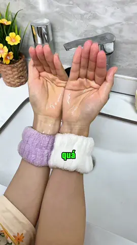 Với chiếc vòng đeo tay này, bạn sẽ không bị ướt tay áo khi rửa tay, rửa mặt vào mùa thu đông, không để lại vết nước loang lổ khắp nơi!! #bangdeocotayruamat #bangdeocotay #thietthuc #giadungnhatam #jizonguyen 