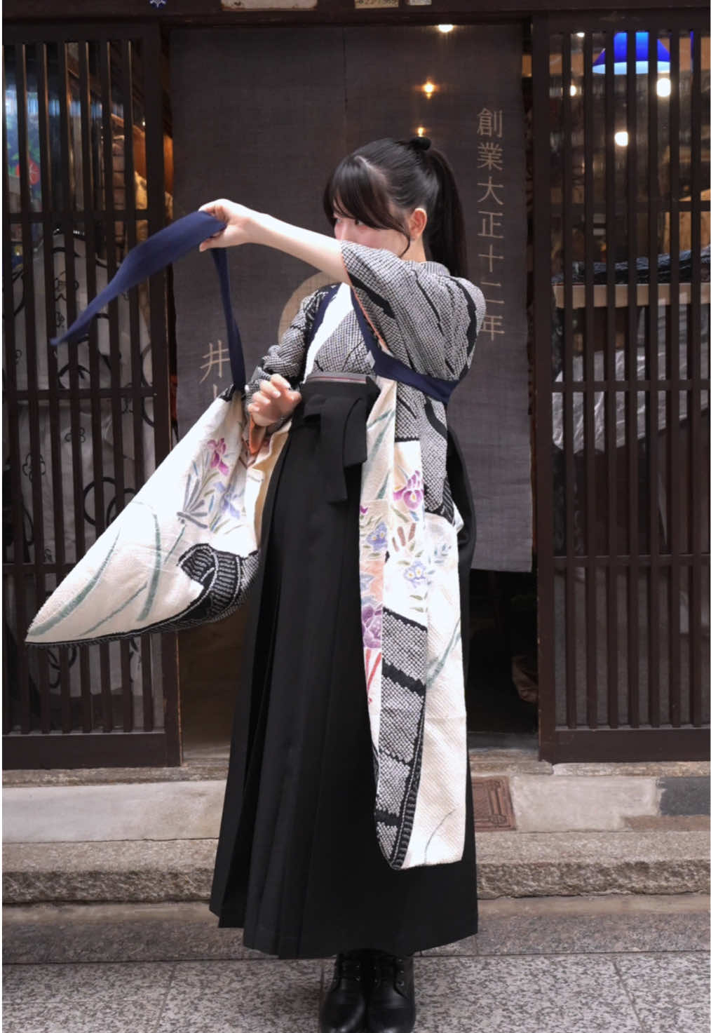 やっぱり袴での襷掛け Model:@青蓮  #井上呉服店 #たすき掛け #袴 #卒業式 #kimono 