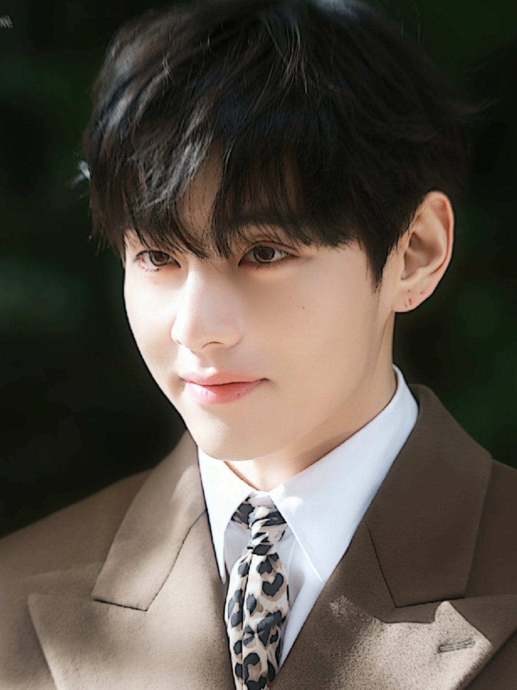 aura Parisnya menyala sekali baby🐻❤️‍🔥 #fyp #taehyung #Parisfashionweeks #CELINE #nunaV 