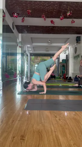 Tư thế quạ bay (#Bakasana) mang lại lợi ích tăng cường sức mạnh cho cánh tay, vai, cổ tay và cơ bụng, đồng thời cải thiện thăng bằng, sự tập trung và dẻo dai toàn thân. Tư thế này cũng giúp giảm căng thẳng, cải thiện hệ tiêu hóa thông qua việc kích thích các cơ quan nội tạng, đồng thời xây dựng sự tự tin và can đảm cho người tập.  Love, Huyền Nga #yoga #huyenngayoga #yogawithnga #foryoupage❤️❤️ 